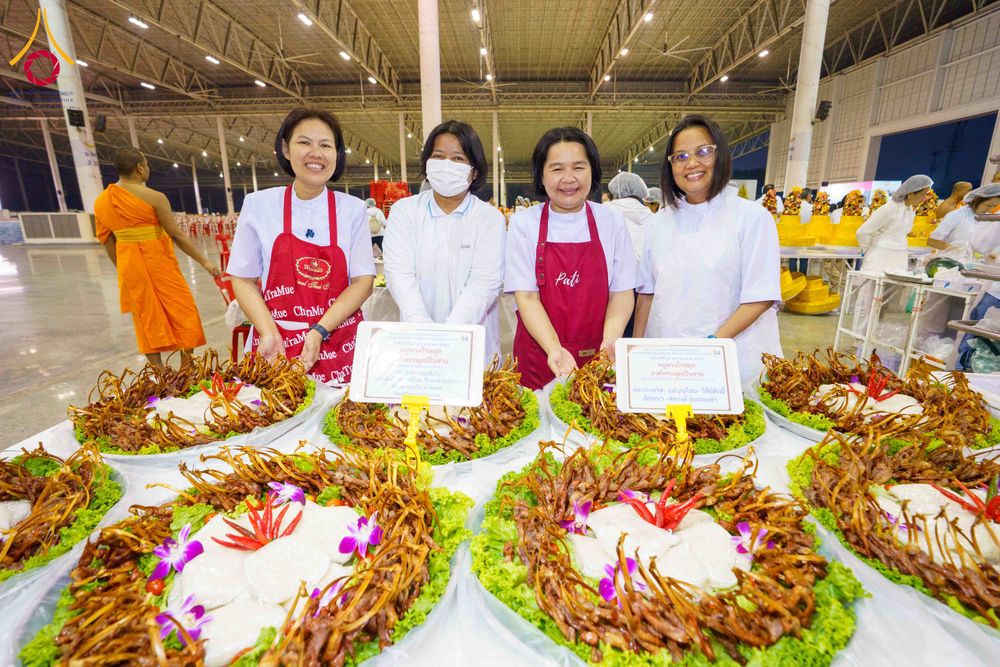 ภาพ No.303037:วันที่ 26 มกราคม พ.ศ. 2569 พิธีถวายภัตตาหารเป็นสังฆทาน แด่พระธรรมยาตรา ณ วัดพระธรรมกาย  จังหวัดปทุมธานี ในโครงการธรรมยาตรา กตัญญูบูชา มหาปูชนียาจารย์ พระมงคลเทพมุนี(สด จนฺทสโร) พระผู้ปราบมาร อนุสรณ์สถาน 7 แห่ง ปีที่ 14