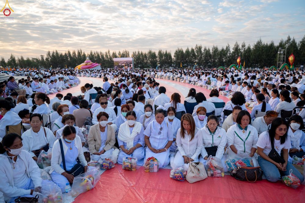 ภาพ No.302506:วันที่ 24 มกราคม พ.ศ. 2569 พิธีตักบาตรพระธรรมยาตรา ณ อนุสรณ์สถานลำดับที่ 5 สถานที่เผยแผ่วิชชาธรรมกายครั้งแรก อนุสรณ์สถานบางปลา วัดบางปลา อำเภอบางเลน จังหวัดนครปฐม ในโครงการธรรมยาตรา กตัญญูบูชา มหาปูชนียาจารย์ พระมงคลเทพมุนี(สด จนฺทสโร) พระผู้ปราบมาร อนุส