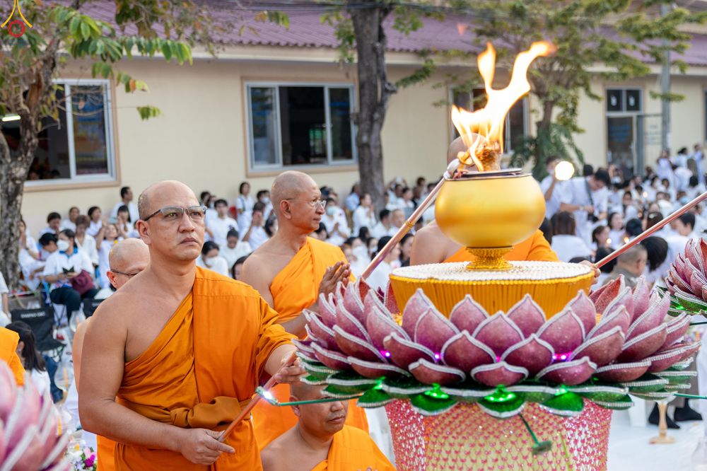 ภาพ No.297009:วันที่ 17 มกราคม พ.ศ. 2569 พิธีจุดประทีปถวายเป็นพุทธบูชา และบูชาธรรมมหาปูชนียาจารย์  ณ วัดโบสถ์บน ต.บางคูเวียง จ.นนทบุรี อนุสรณ์สถานลำดับที่ 4 สถานที่เกิดด้วยกายธรรม ในโครงการธรรมยาตรา กตัญญูบูชา มหาปูชนียาจารย์ พระมงคลเทพมุนี(สด จนฺทสโร) พระผู้ปราบมาร อ