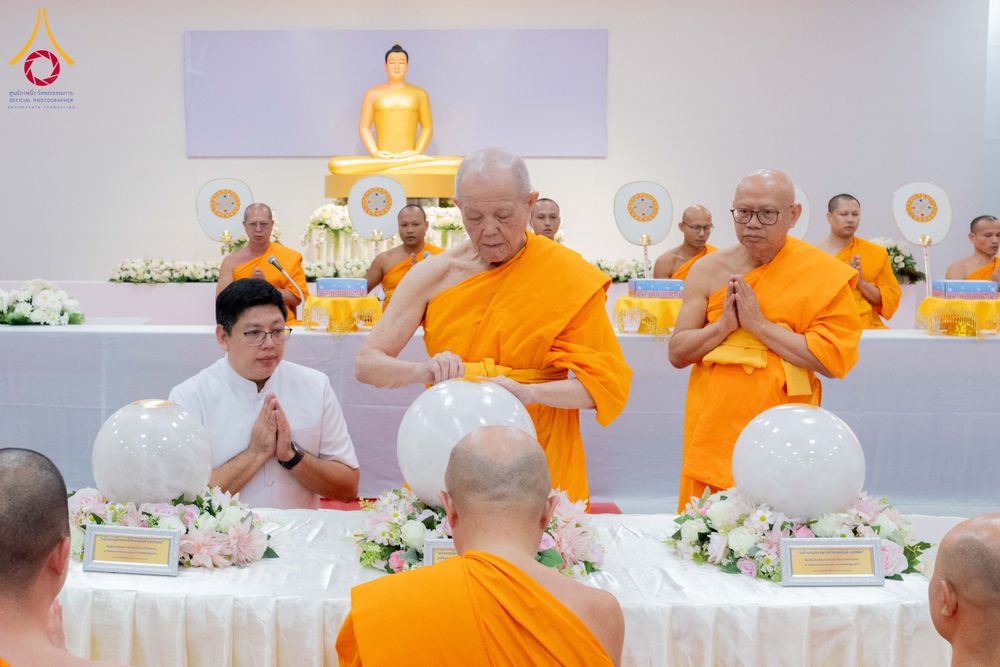 ภาพ No.294250:วันอาทิตย์ที่ 14 ธันวาคม พ.ศ.2568 พิธีเจริญพระพุทธมนต์สมโภชดวงแก้วลูกนิมิตเอก และดวงแก้วนิมิตปฏิบัติธรรม อัญเชิญประดิษฐาน  ณ วัดพระธรรมกายในประเทศสหรัฐอเมริกาและประเทศเยอรมนี 7 แห่ง ณ อาคารปลูกศรัทธา 2 วัดพระธรรมกาย