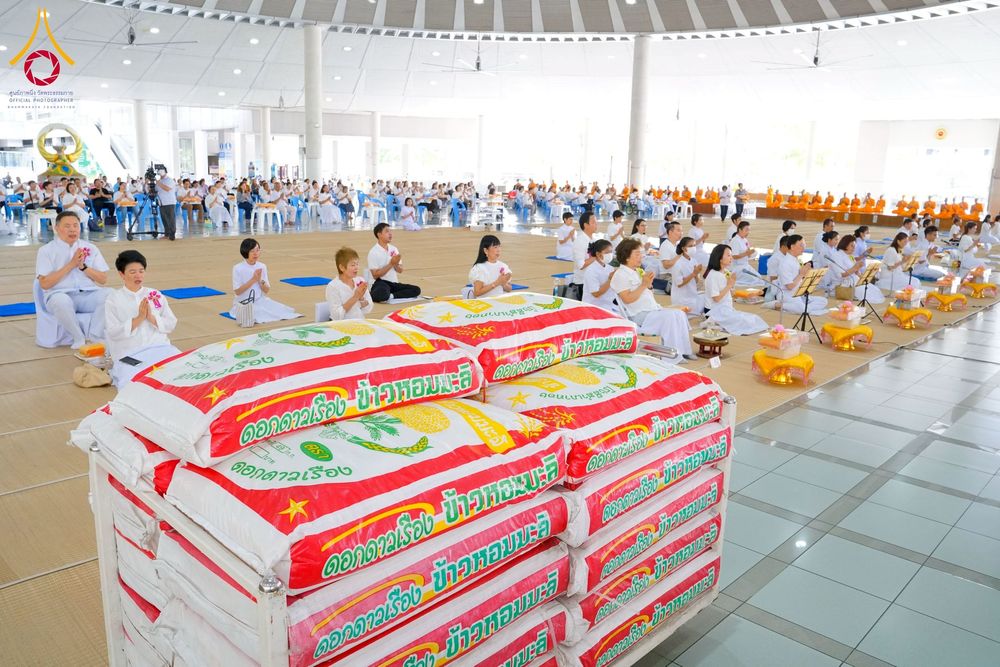 ภาพ No.268312:วันที่ 8 พฤศจิกายน พ.ศ. 2568 พิธีถวายภัตตาหารเมนูสวรรค์ เพื่อการบรรลุธรรม ณ หอฉันคุณยายอาจารย์ฯ วัดพระธรรมกาย