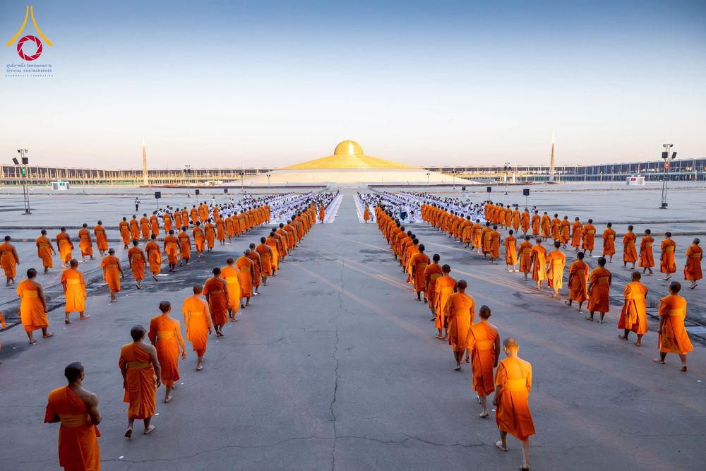 ภาพ No.274756:วันอาทิตย์ที่ 30 พฤศจิกายน พ.ศ. 2568 พิธีปลงผม โครงการอุปสมบทบูชาธรรมมหาปูชนียาจารย์ ปี 2568 ณ ลานธรรมพระมหาธรรมกายเจดีย์ ฝั่งทิศตะวันตก ระหว่างวิหารคดหมายเลข 8 และ 9 วัดพระธรรมกาย