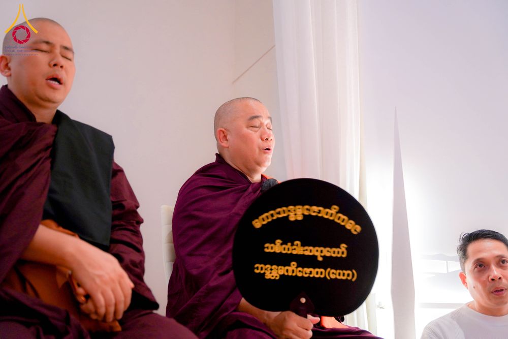 ภาพ No.327686:วันที่ 1-6 พฤษภาคม พ.ศ.2569 ต้อนรับชาวต่างชาติ พระภิกษุ คณะชาวเมียนมาร์  อุบาสิกาชาวอินเดีย เยี่ยมชมวัดพระธรรมกายและสักการะพระมหาธรรมกายเจดีย์
