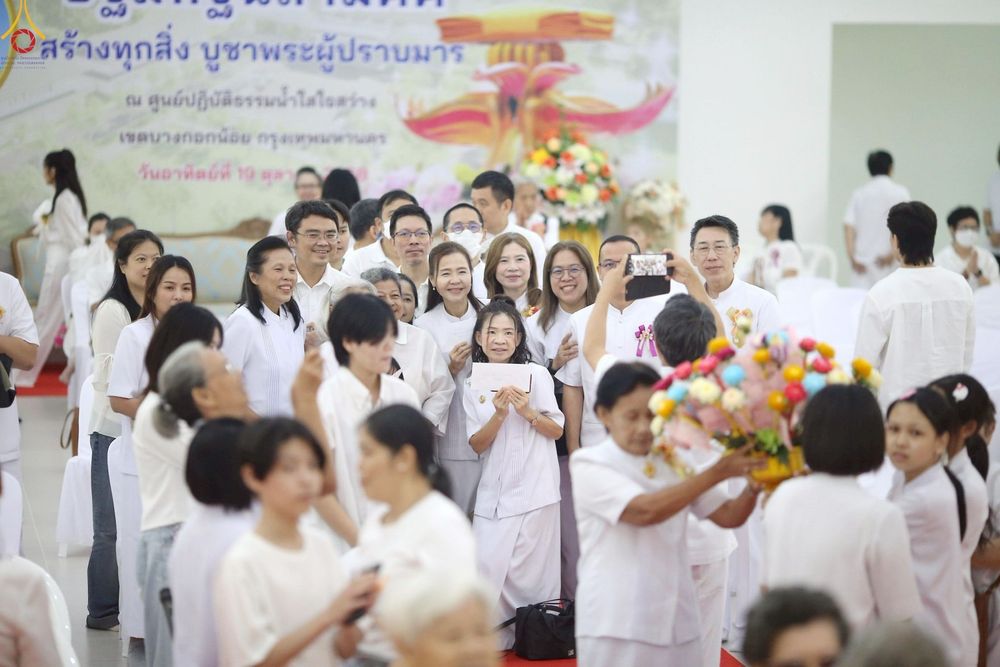 ภาพ No.258617:วันที่ 19 ตุลาคม พ.ศ. 2568 พิธีทอดกฐินสามัคคีทั่วไทย 30,000 วัด โดยคณะศิษยานุศิษย์ บูชาธรรม 81 ปี หลวงพ่อธัมมชโย ณ ศูนย์ปฎิบัติธรรมน้ำใสใจสว่าง  เขตบางกอกน้อย กรุงเทพมหานคร
