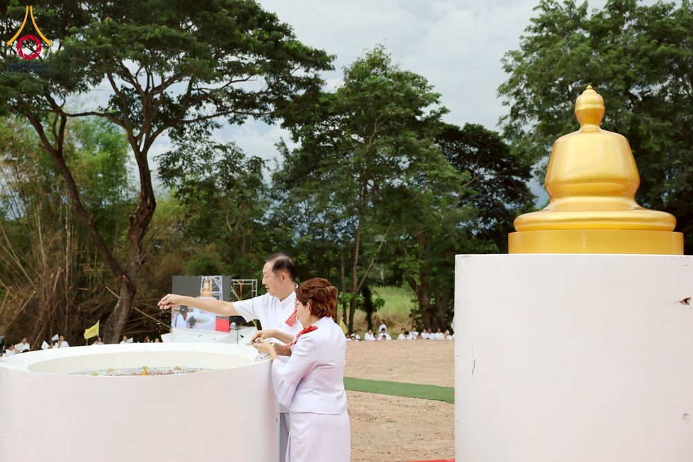 ภาพ No.261891:วันที่ 14 ตุลาคม พ.ศ. 2568 พิธีกลั่นแผ่นดิน โปรยทรายตอกเสาเข็มมหามงคลต้นแรก  สร้างองค์พระเจดีย์และจุดประทีปถวายเป็นพุทธบูชา ณ ศูนย์ปฏิบัติธรรมชัยนาท ต.ธรรมามูล อ.ชัยนาท จ.ชัยนาท