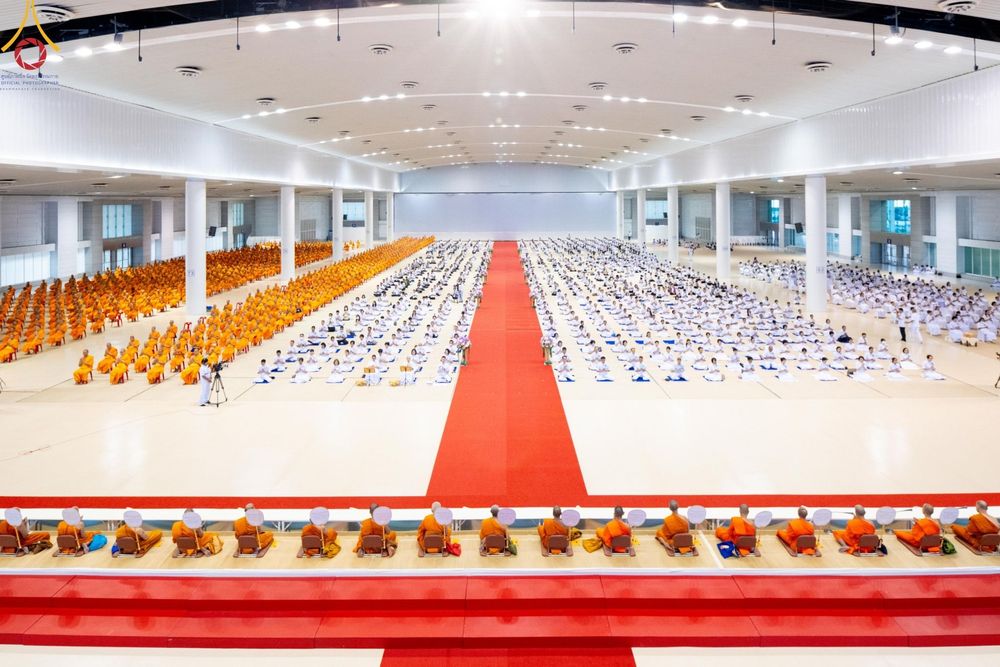 ภาพ No.146096:วันมหารำลึก ครั้งที่ 34 พิธีร่วมรำลึกถึงนักสร้างบารมีที่ล่วงลับไปแล้ว , พิธีสวดพระพุทธมนต์ ณ ห้องแก้วสารพัดนึก 1 วัดพระธรรมกาย วันเสาร์ที่ 27 กรกฎาคม พ.ศ. 2567