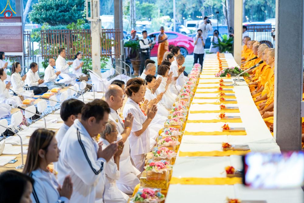 ภาพ No.188917:พิธีถวายภัตตาหารเป็นสังฆทาน แด่พระธรรมยาตรา ในโครงการธรรมยาตรา กตัญญูบูชา มหาปูชนียาจารย์ พระมงคลเทพมุนี(สด จนฺทสโร) พระผู้ปราบมาร ปีที่ 13 ณ อนุสรณ์สถานมหาวิหารพระมงคลเทพมุนี (โลตัสแลนด์) อ.สองพี่น้อง จ.สุพรรณบุรี วันที่ 4 มกราคม พ.ศ.2568