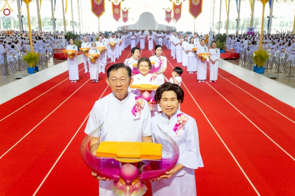 ภาพ No.277488:วันอาทิตย์ต้นเดือนที่ 7 ธันวาคม พ.ศ.2568 พิธีทอดผ้าป่าต้นสมบัติจักรพรรดิ ณ สภาธรรมกายสากล วัดพระธรรมกาย