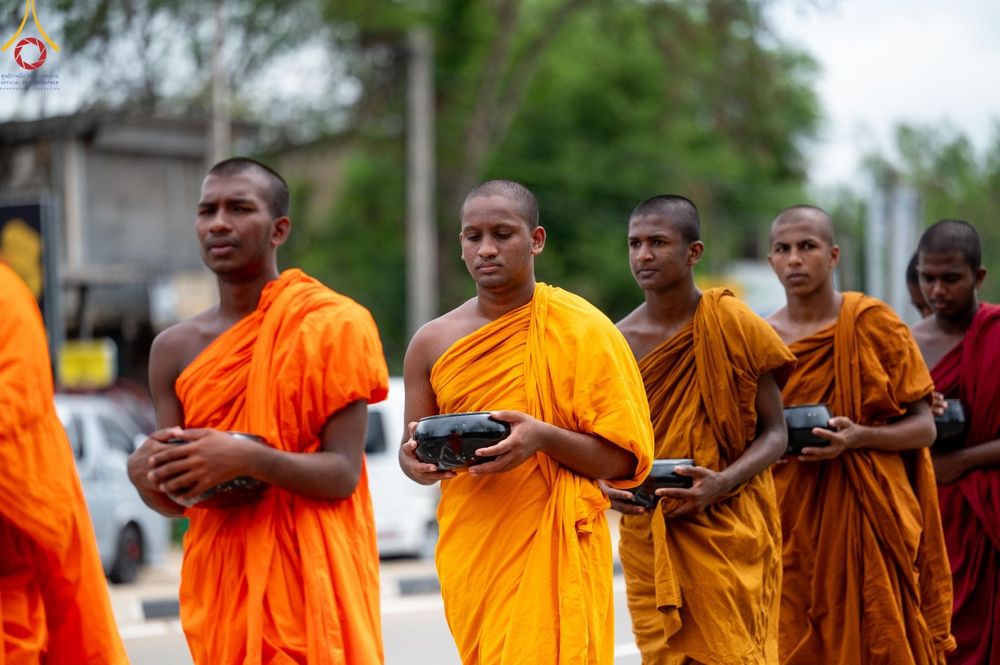 ภาพ No.139420:พิธีตักบาตรรอบเมืองดัมบุลล่า เทศกาลวิสาขบูชาแห่งชาติ ศรีลังกา เมื่อวันที่ 16 พฤษภาคมที่ผ่านมา คณะสงฆ์จากวัดพระธรรมกาย และคณะพระภิกษุสามเณรศรีลังกา ในโครงการสยาม-ลังกา ธรรมยาตรา ฉลองเทศกาลวิสาขบูชาแห่งชาติ ศรีลังกา บูชาธรรม 80 ปีหลวงพ่อธัมมชโย