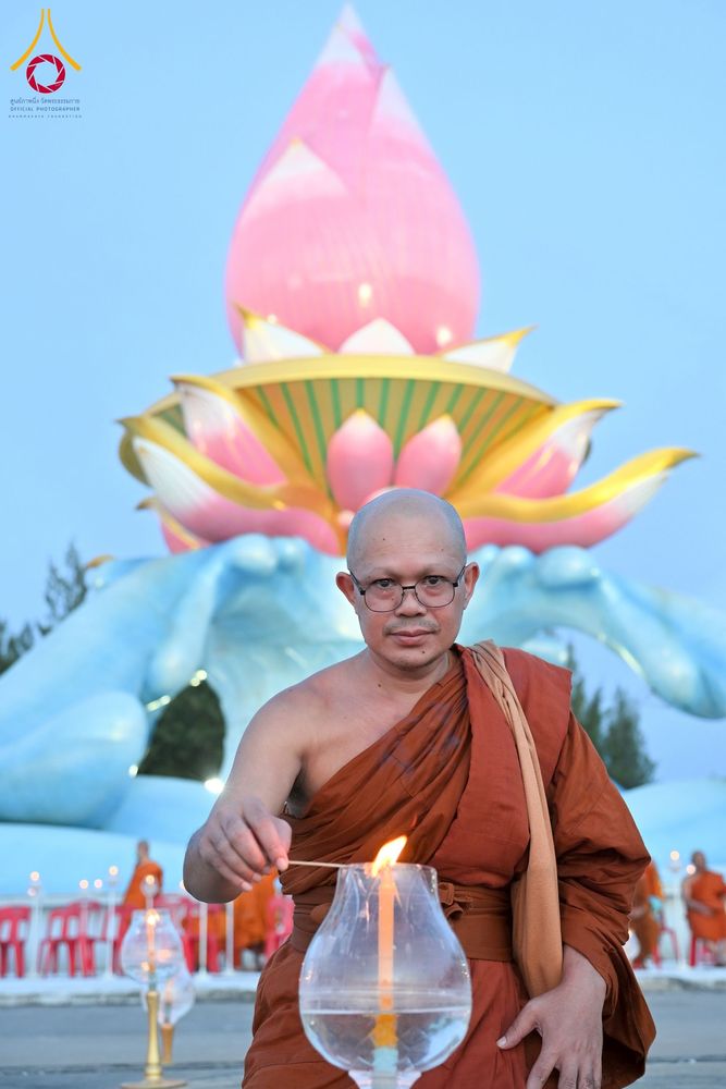 ภาพ No.250455:วันอังคารที่ 7 ตุลาคม พ.ศ. 2568 พิธีจุดประทีปบูชาพระรัตนตรัย ณ ลานธรรมปทุมรัตน์ธรรมเจดีย์ พุทธอุทยานนานาชาติ อ.โพนพิสัย จ.หนองคาย