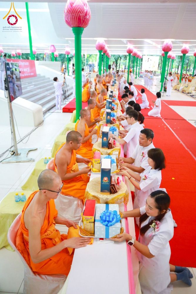 ภาพ No.159102:พิธีทอดผ้าป่าถวายทุนการศึกษาพระภิกษุสามเณรทั่วโลก และ พิธีถวายสังฆทานหนังสือพระไตรปิฏก 80 วัด บูชาธรรม 80 ปี หลวงพ่อธัมมชโย วันเสาร์ที่ 21 กันยายน พ.ศ. 2567 ณ โบสถ์พระไตรปิฏก วัดพระธรรมกาย