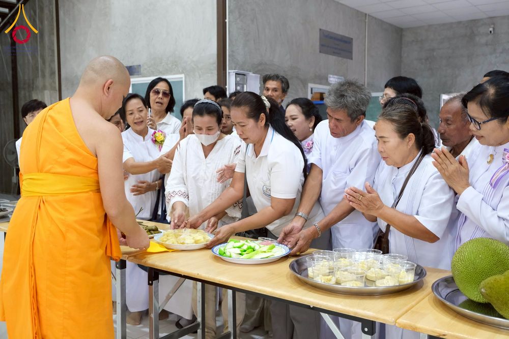 ภาพ No.277935:พิธีตัดปอยผมและปลงผมนาคธรรมทายาท พิธีขอขมาผู้ปกครอง ณ ศูนย์อบรมเยาวชนนครปฐม จ.นครปฐม และพิธีมอบบาตร ผ้าไตร นาคธรรมทายาท พิธีบรรพชา อุปสมบทหมู่ ณ วัดลาดหญ้าไทร จ.นครปฐม