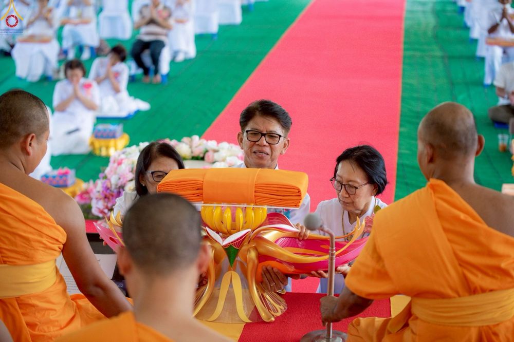 ภาพ No.255273:วันที่ 12 ตุลาคม พ.ศ. 2568 พิธีอัญเชิญพระบรมสารีริกธาตุและบรรจุ ลงในพระเกตุพระประธาน , พิธีทอดกฐินสามัคคีทั่วไทย 30,000 วัด โดยคณะศิษยานุศิษย์ วัดพระธรรมกาย  บูชาธรรม 81 ปี หลวงพ่อธัมมชโย ณ ธุดงคสถานเขาย้อย จ.เพชรบุรี