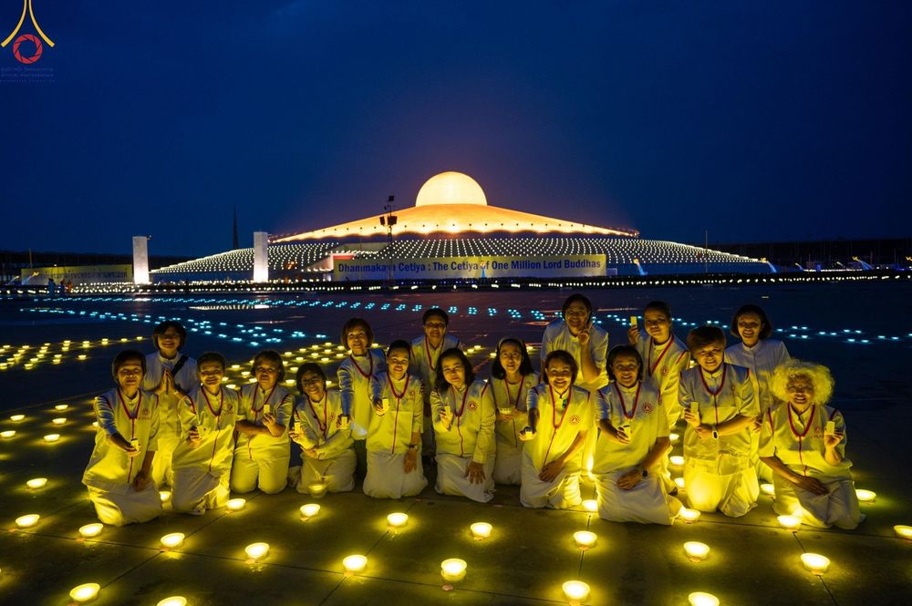ภาพ No.154818:พิธีจุดประทีป, พิธีฉลองชัยสวดมนต์บทธัมมจักกัปปวัตนสูตร ณ มหารัตนวิหารคด วัดพระธรรมกาย วันอังคารที่ 17 กันยายน พ.ศ. 2567