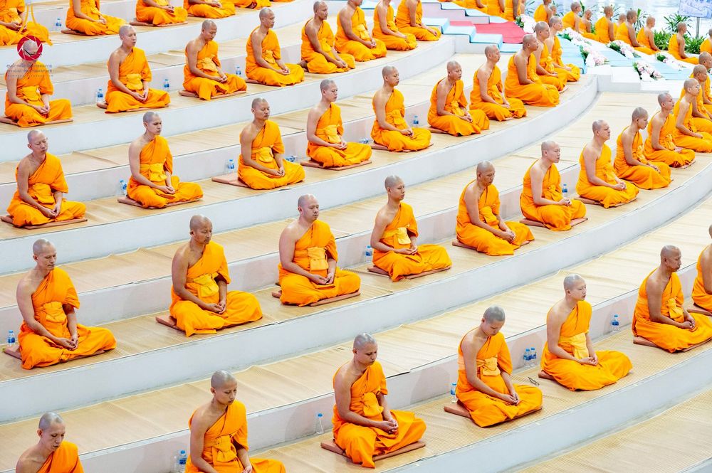 ภาพ No.264308:วันอาทิตย์ที่ 2 พฤศจิกายน พ.ศ. 2568 พิธีบูชาข้าวพระ ณ สภาธรรมกายสากล วัดพระธรรมกาย