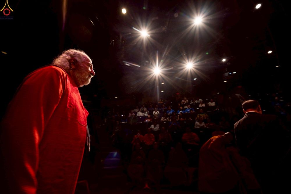 ภาพ No.249796:วันอาทิตย์ที่ 28 กันยายน พ.ศ. 2568 การปฏิบัติธรรมบูชาธรรม 108 ปี แห่งการบรรลุธรรมของหลวงปู่วัดปากน้ำ ได้จุดประทีปสันติภาพไปทั่วโลก และได้ร่วมเสวนาทางปัญญา เพื่อการขยายพระพุทธศาสนาวิชชาธรรมกายไปทั่วโลก  ในงาน HTC Newyork USA