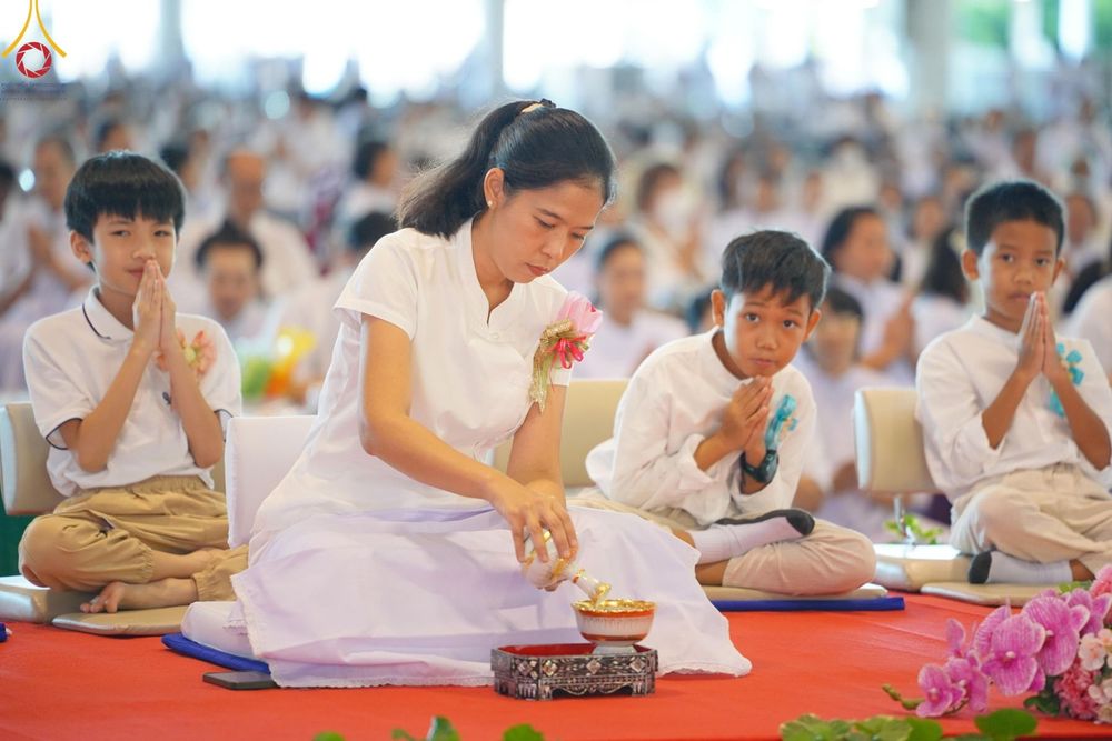ภาพ No.151005:พิธีตักบาตร ในวันอาทิตย์ต้นเดือน วันที่ 1 กันยายน พ.ศ. 2567 ณ สภาธรรมกายสากล วัดพระธรรมกาย