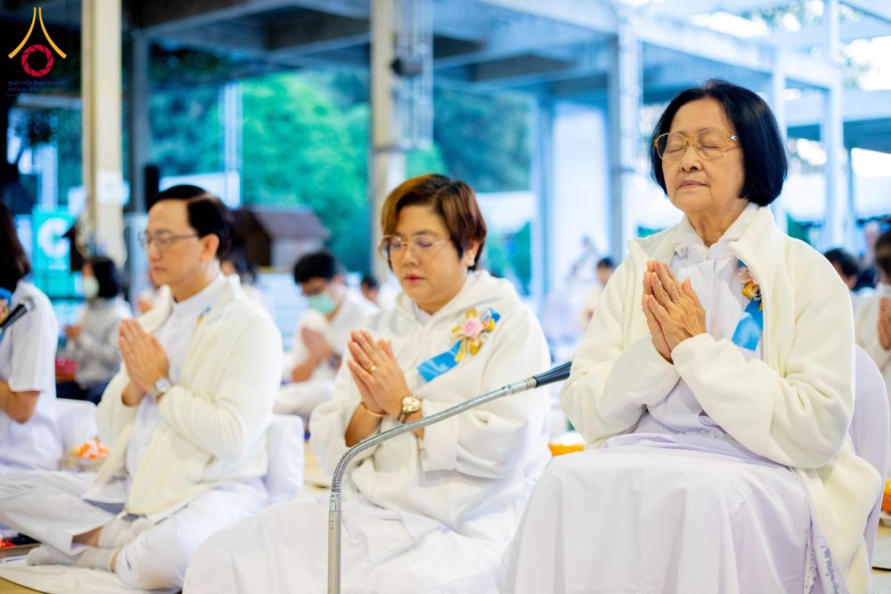 ภาพ No.193724:สาธุชนถวายภัตตาหารเป็นสังฆทาน แด่พระธรรมยาตรา ณ อนุสรณ์สถานมหาวิหารพระมงคลเทพมุนี (โลตัสแลนด์) อ.สองพี่น้อง จ.สุพรรณบุรี ในโครงการธรรมยาตรา กตัญญูบูชา มหาปูชนียาจารย์ พระมงคลเทพมุนี(สด จนฺทสโร) พระผู้ปราบมาร ปีที่ 13 วันที่ 12 มกราคม พ.ศ.2568