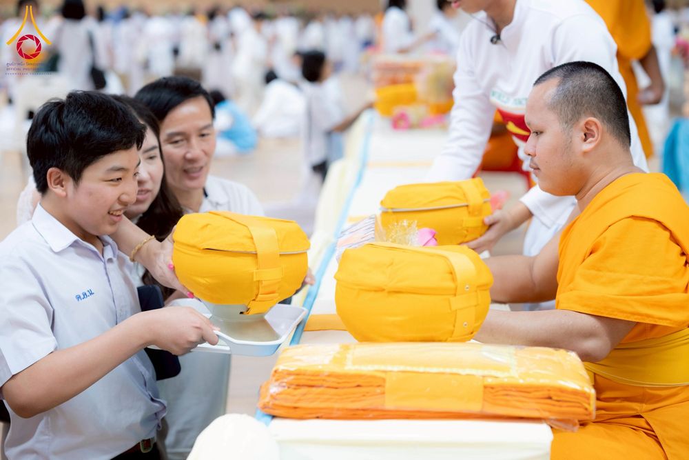 ภาพ No.270609:วันอาทิตย์ที่ 16 พฤศจิกายน พ.ศ. 2568 ถวายกองทุนโครงการอุปสมบทหมู่ 3,000 รูปทั่วไทย  รุ่นบูชาธรรมมหาปูชนียาจารย์ ณ ห้องแก้วสารพัดนึก 2 สภาธรรมกายสากล วัดพระธรรมกาย