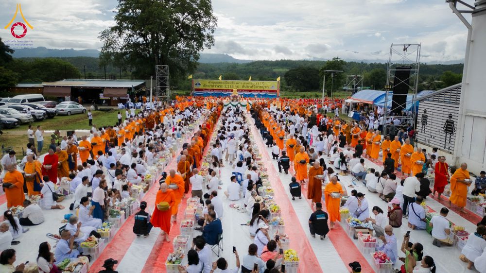 ภาพ No.330342:วันเสาร์ที่ 30 พฤษภาคม พ.ศ.2569 พิธีทำบุญฉลองครบรอบ 117 ปี เมืองเชียงดาว  ตักบาตรพระ 1,112 รูป และ พิธีทักษิณานุปาทานแด่พระนเรศวรมหาราช ณ ตลาดฟ้าเพียงดาว อ.เชียงดาว จ.เชียงใหม่