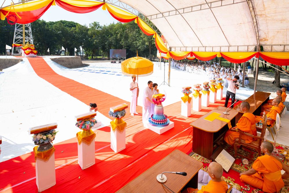 ภาพ No.285745:วันพุธที่ 10 ธันวาคม พ.ศ.2568  พิธีตอกเสาเข็มมงคลต้นสุดท้าย รองรับองค์พระเจดีย์เพื่อสร้างสันติภาพโลก ณ ศูนย์ปฏิบัติธรรมและศูนย์อบรมเยาวชน ชัยนาท