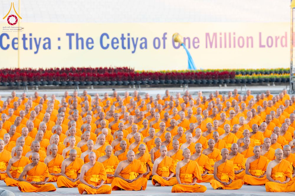 ภาพ No.285209:วันจันทร์ที่ 15 ธันวาคม พ.ศ.2568  บันทึกภาพหมู่ประวัติศาสตร์ โครงการบรรพชาอุปสมบทหมู่  รุ่นบูชาธรรมมหาปูชนียาจารย์ ประจำปี 2568 ณ ลานธรรมมหาธรรมกายเจดีย์ วัดพระธรรมกาย