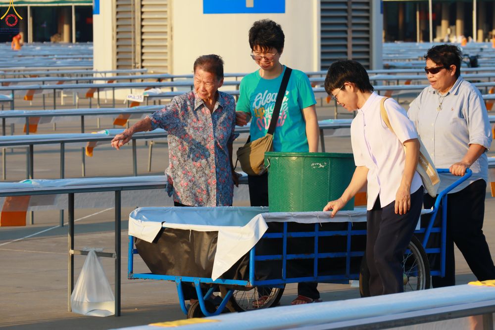 ภาพ No.321534:วันที่ 9-10 เมษายน พ.ศ.2569 การเตรียมงาน มัดถุงน้ำ ถ่วงขาโต๊ะไทยธรรม เพื่องานถวายมหาสังฆทาน 40,000 กว่าวัดทั่วประเทศ วันคุ้มครองโลก 22 เมษายน พ.ศ.2569 วัดพระธรรมกาย