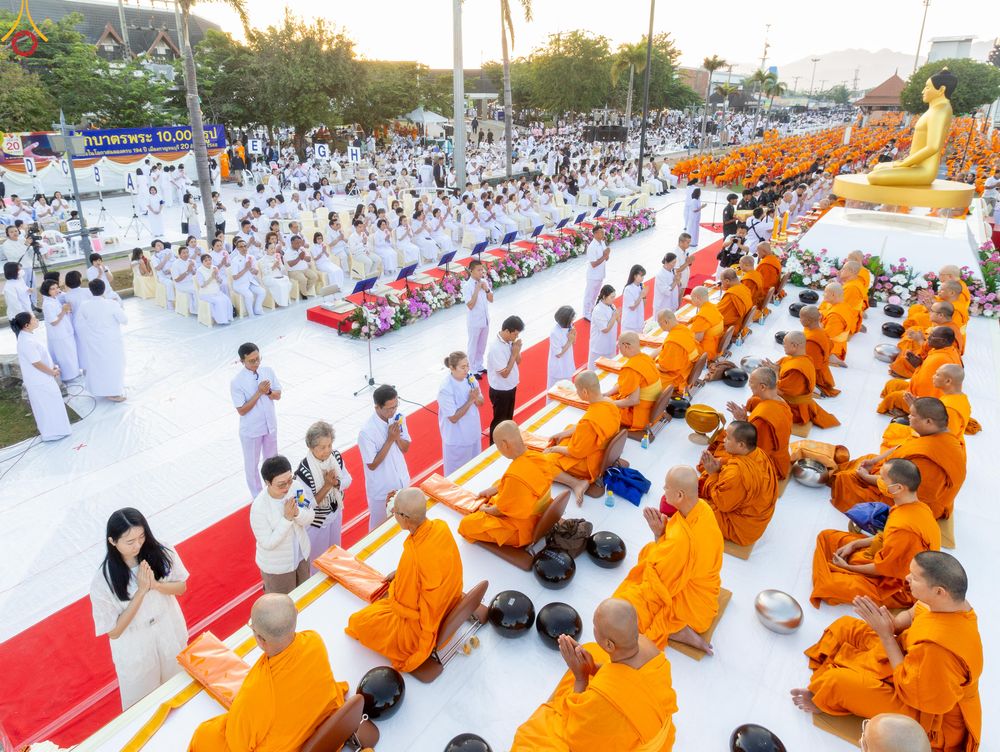 ภาพ No.282596:วันเสาร์ที่ 20 ธันวาคม พ.ศ.2568 พิธีตักบาตรพระ 10,000 รูป (ชุด 2) เนื่องในโอกาส 194 ปี จังหวัดกาญจนบุรี และอุทิศส่วนกุศลให้แด่บรรพชนทั้งหลาย บริเวณถนนสองแคว (Skywalk) เมืองกาญจนบุรี