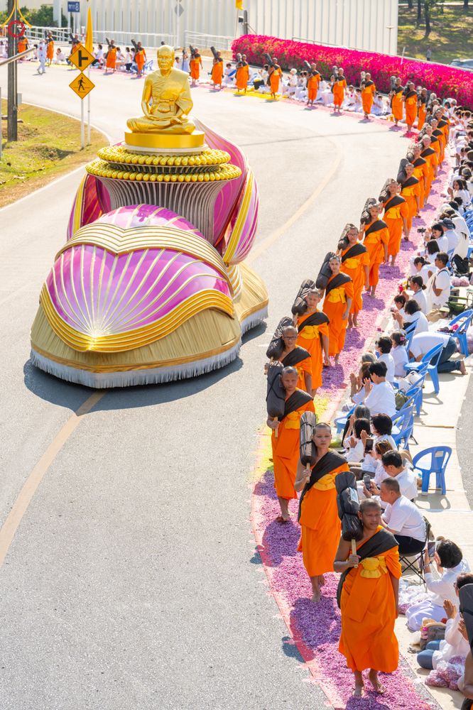 ภาพ No.305883:วันที่ 25 มกราคม พ.ศ. 2569 พิธีต้อนรับพระธรรมยาตรา วัดพระธรรมกาย(ภาพชุดที่ 3) ในโครงการธรรมยาตรา กตัญญูบูชา มหาปูชนียาจารย์ พระมงคลเทพมุนี(สด จนฺทสโร) พระผู้ปราบมาร อนุสรณ์สถาน 7 แห่ง ปีที่ 14