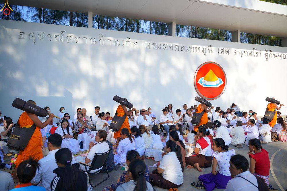 ภาพ No.292822:วันที่ 11 มกราคม พ.ศ. 2569 พิธีต้อนรับพระธรรมยาตรา ณ อนุสรณ์สถานลำดับที่ 3 สถานที่เกิดในเพศสมณะ วัดสองพี่น้อง อำเภอสองพี่น้อง จังหวัดสุพรรณบุรี ในโครงการธรรมยาตรา กตัญญูบูชา มหาปูชนียาจารย์ พระมงคลเทพมุนี(สด จนฺทสโร) พระผู้ปราบมาร อนุสรณ์สถาน 7 แห่ง ปีที