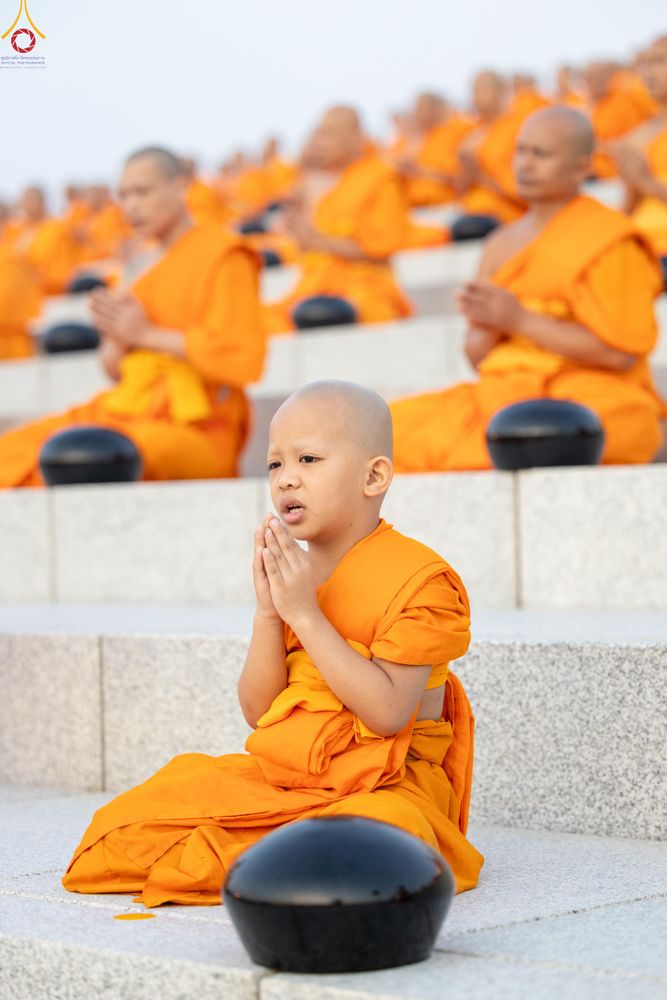 ภาพ No.279709:วันที่ 1 มกราคม พ.ศ.2569 พิธีตักบาตรในวันขึ้นปีใหม่ ณ ลานธรรม วัดพระธรรมกาย