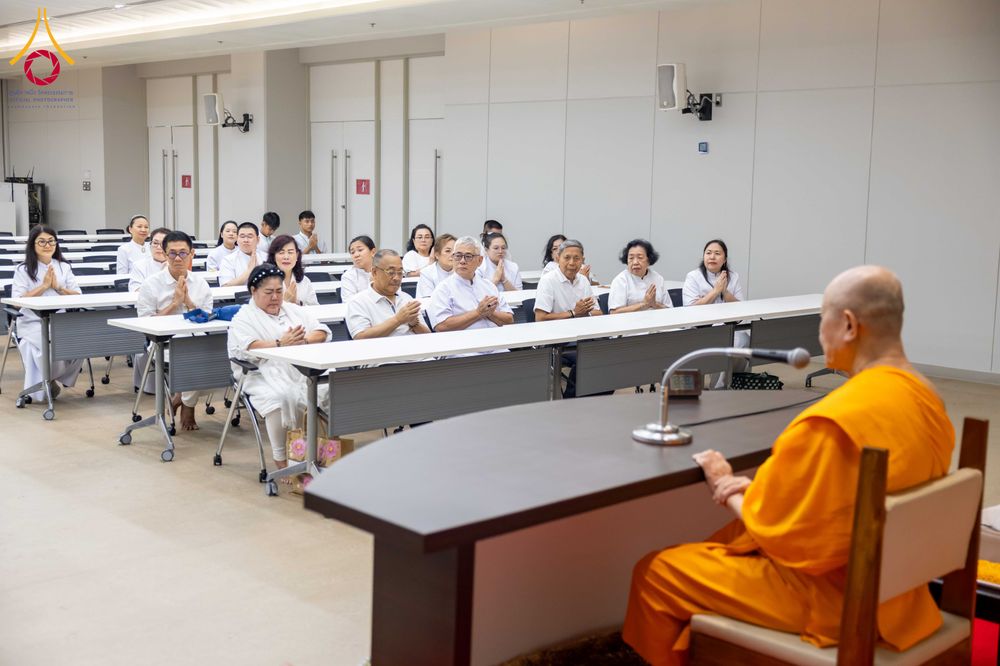 ภาพ No.324897:วันพฤหัสบดีที่ 23 เมษายน พ.ศ.2569  หลวงพ่อทัตตชีโว รองเจ้าอาวาสวัดพระธรรมกาย ถวายการต้อนรับและปฏิสันถารคณะชาวอินโดนีเซีย