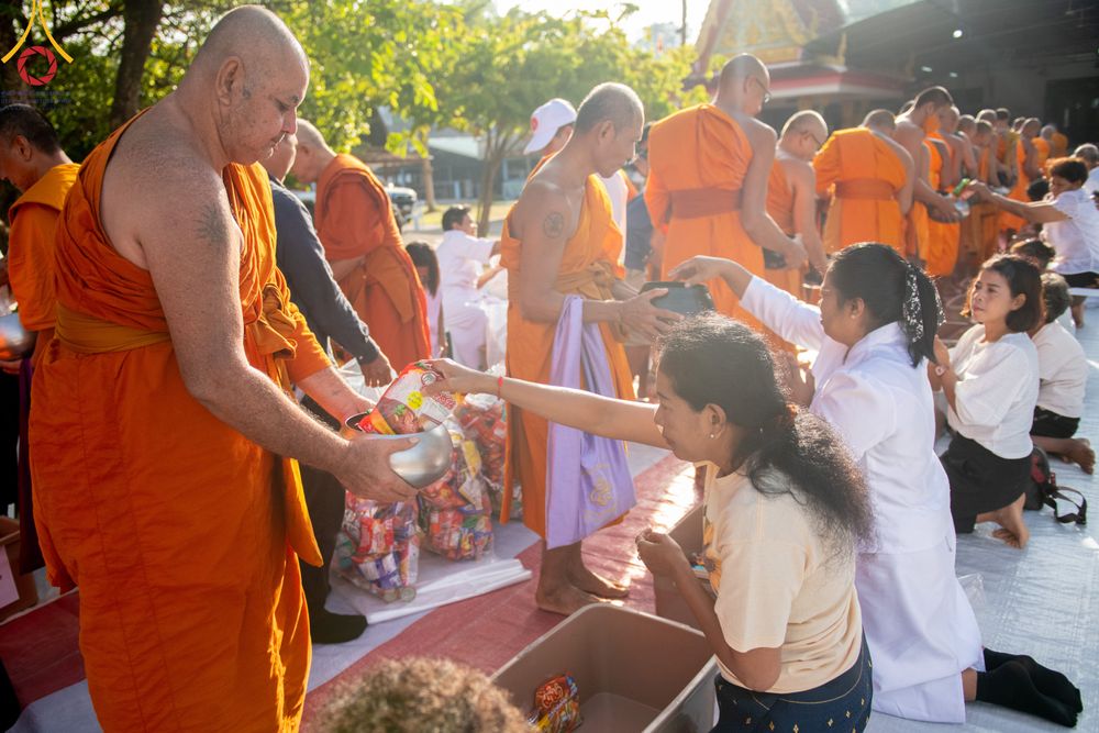 ภาพ No.311065:วันพฤหัสบดีที่ 26 กุมภาพันธ์ พ.ศ. 2569 พิธีถวายสังฆทานแด่คณะสงฆ์ 323 วัด ปีที่ 22 ครั้งที่ 182 พิธีมอบกองทุนหนุนแรงใจช่วยครูใต้ ปีที่ 19 ครั้งที่ 145 และพิธีทำบุญอุทิศส่วนกุศลให้ผู้วายชนม์