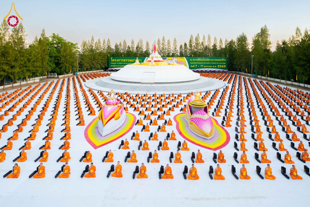 ภาพ No.290613:วันที่ 8 มกราคม พ.ศ. 2569 พระธรรมยาตราปฏิบัติธรรม และถ่ายภาพหมู่ประวัติศาสตร์ ในโครงการธรรมยาตรา กตัญญูบูชามหาปูชนียาจารย์ พระมงคลเทพมุนี(สด จนฺทสโร) พระผู้ปราบมาร อนุสรณ์สถาน 7 แห่ง ปีที่ 14 ณ อนุสรณ์สถานคลองบางนางแท่น อ.สามพราน จ.นครปฐม