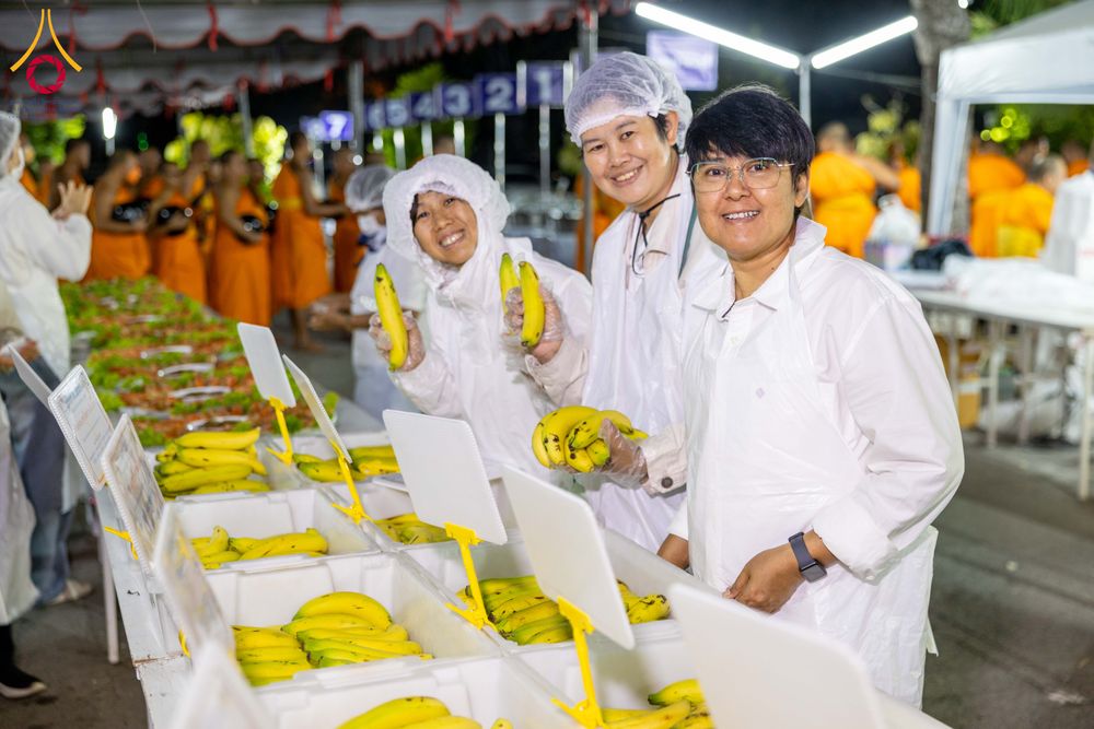 ภาพ No.293445:วันที่ 13 มกราคม พ.ศ. 2569 พิธีถวายภัตตาหารเป็นสังฆทาน แด่พระธรรมยาตรา ณ อนุสรณ์สถานมหาวิหารพระมงคลเทพมุนี (โลตัสแลนด์) อ.สองพี่น้อง จ.สุพรรณบุรี ในโครงการธรรมยาตรา กตัญญูบูชา มหาปูชนียาจารย์ พระมงคลเทพมุนี(สด จนฺทสโร) พระผู้ปราบมาร อนุสรณ์สถาน 7 แห่ง ปี