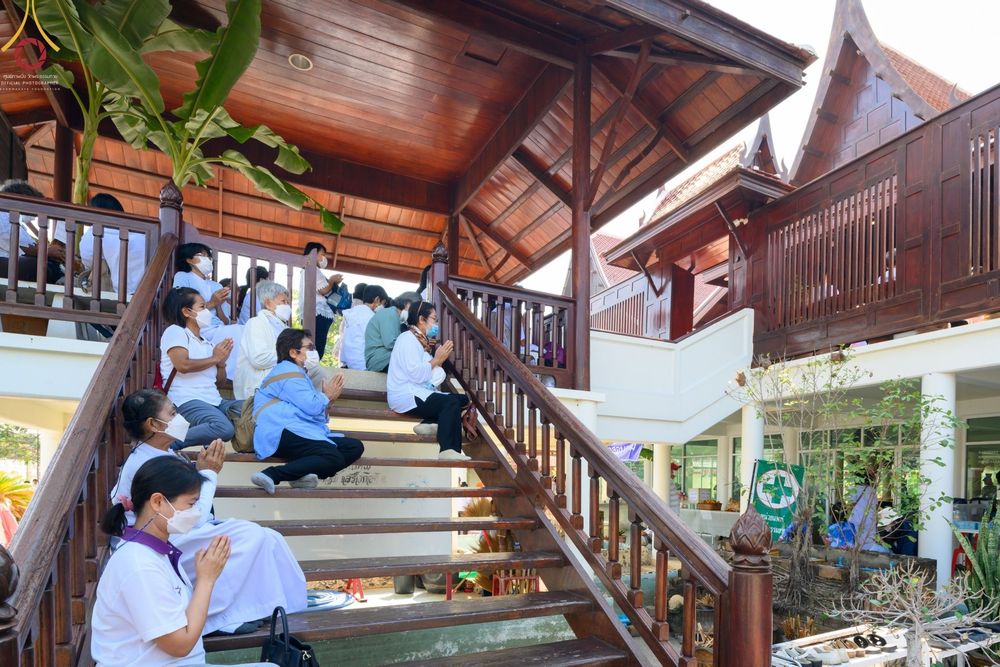 ภาพ No.71578:พระธรรมยาตรา ปฏิบัติศาสนกิจ ทำนุบำรุงศาสนสถาน, ปฏิบัติธรรม ร่วมกับชุมชน,นักเรียนเด็กดีวีสตาร์ และร่วมพิธีทอดผ้าป่าบำรุงศาสนสถาน ในโครงการธรรมยาตรากตัญญูบูชา มหาปูชนียาจารย์ พระมงคลเทพมุนี(สด จนฺทสโร) พระผู้ปราบมาร อนุสรณ์สถาน 7 แห่ง ปีที่ 11 ณ วัดสองพี่น