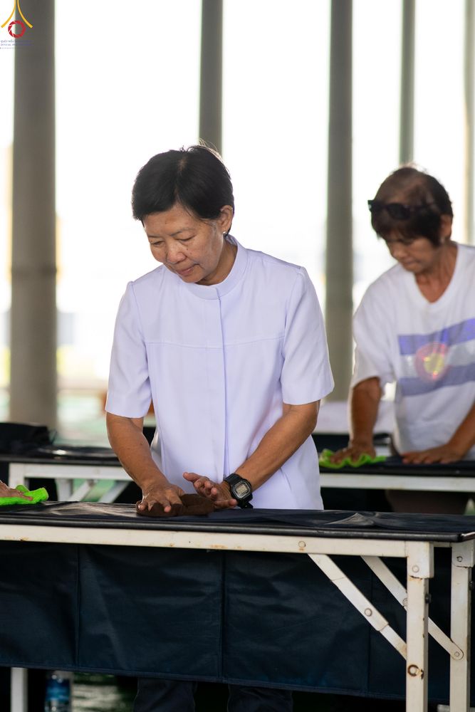 ภาพ No.322380:วันที่ 16 เมษายน พ.ศ.2569 การจัดเตรียมเบาะรองนอน เช็ดทำความสะอาด  เพื่องานถวายมหาสังฆทาน 40,000 กว่าวัดทั่วประเทศ วันคุ้มครองโลก 22 เมษายน พ.ศ.2569 วัดพระธรรมกาย