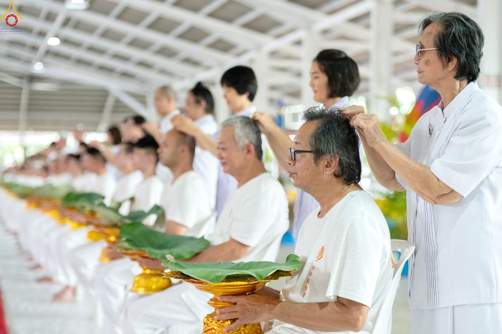 ภาพ No.338275:วันอาทิตย์ที่ 5 กรกฎาคม พศ.2569 พิธีตัดปอยผมธรรมทายาทนานาชาติ IDOP รุ่นที่ 21 จากประเทศจีน มาเลเซีย สิงคโปร์ และไต้หวัน ณ โถงช้าง วัดพระธรรมกาย