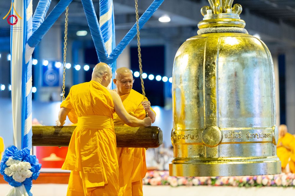 ภาพ No.286746:วันอาสาฬหบูชา วันพฤหัสบดีที่ 10 กรกฏาคม พ.ศ.2568  พิธีเวียนประทักษิณรอบพระมหาธรรมกายเจดีย์ , พิธีฉลองชัยสวดมนต์บทธัมมจักกัปปวัตตนสูตร ครบ 7,520,000,000 จบ ณ มหารัตนวิหารคด วัดพระธรรมกาย