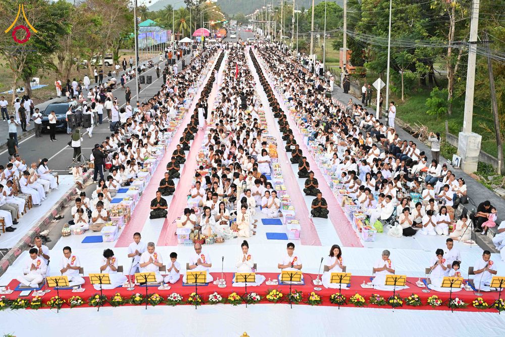 ภาพ No.281512:วันอาทิตย์ที่ 28 ธันวาคม พ.ศ.2568 ตักบาตรพระ 1000 รูป ปีที่ 1 ทำบุญเมืองสตูลส่งท้ายปี ณ หน้าโรงเรียนสตูลวิทยา จ.สตูล