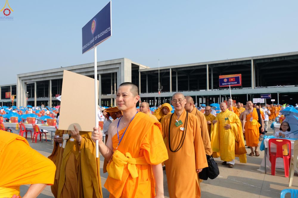 ภาพ No.324438:วันที่ 22 เมษายน พ.ศ.2569 (วันคุ้มครองโลก) งานถวายมหาสังฆทาน 40,000 กว่าวัดทั่วประเทศ บรรยากาศพระสังฆาธิการและสาธุชน  เดินทางเข้าลานธรรม วัดพระธรรมกาย