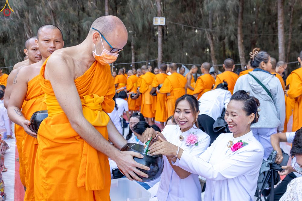 ภาพ No.289402:วันที่ 7 มกราคม พ.ศ. 2569 พิธีตักบาตรพระธรรมยาตรา ณ อนุสรณ์สถานลำดับที่ 1 สถานที่เกิดด้วยรูปกายเนื้อ อนุสรณ์สถานมหาวิหารพระมงคลเทพมุนี (โลตัสแลนด์) อ.สองพี่น้อง จ.สุพรรณบุรี ในโครงการธรรมยาตรา กตัญญูบูชา มหาปูชนียาจารย์ พระมงคลเทพมุนี(สด จนฺทสโร) พระผู้ป
