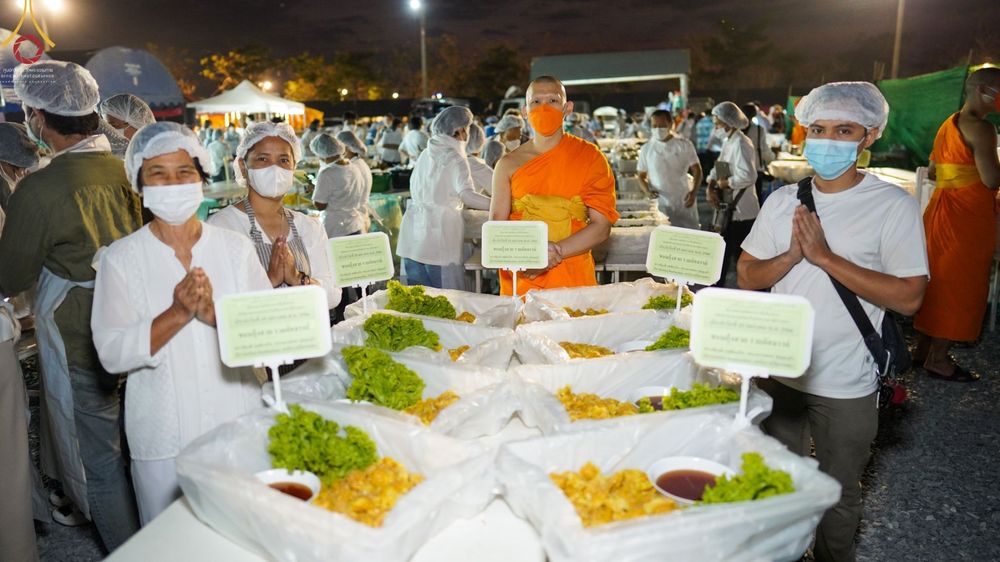 ภาพ No.74106:พิธีถวายภัตตาหารเป็นสังฆทาน แด่คณะพระธรรมยาตราฯ ในโครงการธรรมยาตรากตัญญูบูชา มหาปูชนียาจารย์ พระมงคลเทพมุนี(สด จนฺทสโร) พระผู้ปราบมาร อนุสรณ์สถาน 7 แห่ง ปีที่ 11 วันที่ 25 มกราคม พ.ศ. 2566