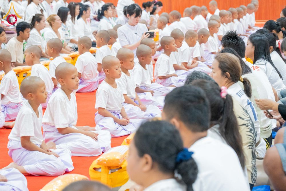 ภาพ No.318667:วันที่ 29 มีนาคม พ.ศ. 2569 พิธีเวียนประทักษิณ มอบผ้าไตร บรรพชาสามเณร  ณ ศูนย์อบรมเยาวชนกาญบุรี