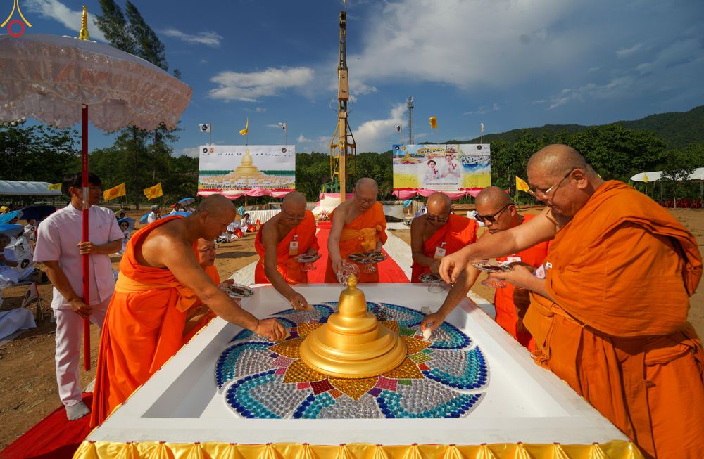 ภาพ No.331676:วันพุธที่ ๓ มิถุนายน พ.ศ.๒๕๖๙ พิธีทอดผ้าป่า ปฏิบัติธรรมกลั่นแผ่นดิน พิธีโปรยรัตนชาติ  และ พิธีตอกเสาเข็ม มงคลต้นแรก สถาปนา "องค์พระเจดีย์เพื่อสร้างสันติภาพโลก"  องค์แรก ครั้งแรกของลำปาง ประตูสู่ภาคเหนือ  ณ ศูนย์ปฏิบัติธรรมเถินเทิดธรรม อ.เถิน จ.ลำปาง