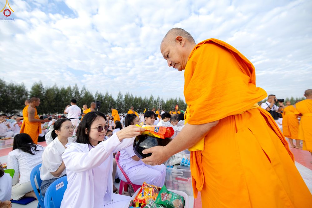 ภาพ No.302670:วันที่ 24 มกราคม พ.ศ. 2569 พิธีตักบาตรพระธรรมยาตรา(ภาพชุดที่ 2) ณ อนุสรณ์สถานลำดับที่ 5 สถานที่เผยแผ่วิชชาธรรมกายครั้งแรก อนุสรณ์สถานบางปลา วัดบางปลา อำเภอบางเลน จังหวัดนครปฐม ในโครงการธรรมยาตรา กตัญญูบูชา มหาปูชนียาจารย์ พระมงคลเทพมุนี(สด จนฺทสโร) พระผู