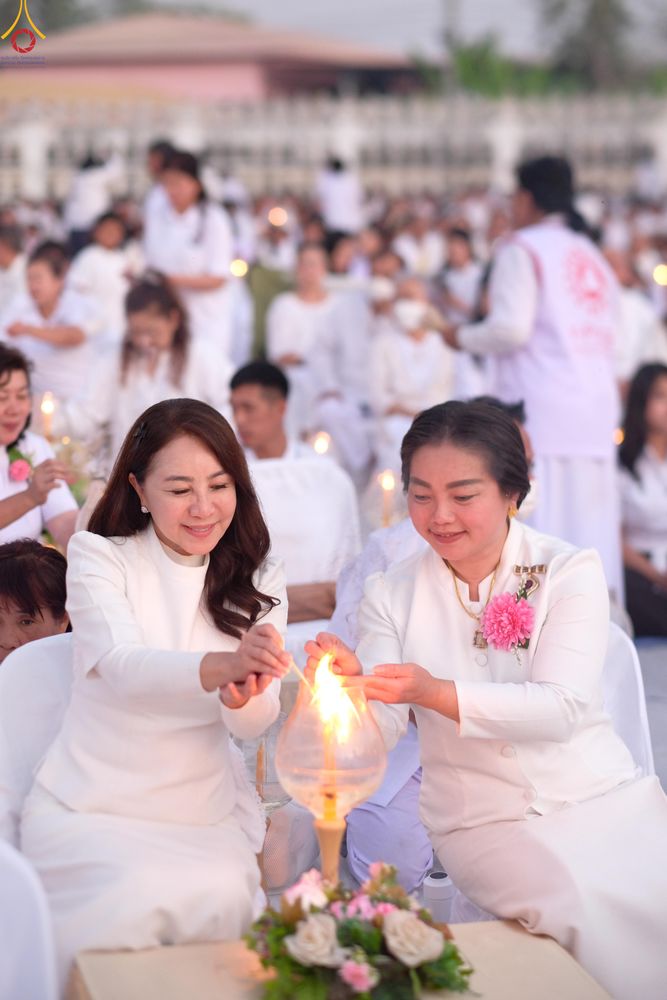 ภาพ No.294055:วันที่ 13 มกราคม พ.ศ. 2569 พิธีจุดประทีปถวายเป็นพุทธบูชา และบูชาธรรมมหาปูชนียาจารย์  (ภาพชุดที่ 2) ณ วัดสองพี่น้อง ต.ต้นตาล อ.สองพี่น้อง จ.สุพรรณบุรี ในโครงการธรรมยาตรา กตัญญูบูชา มหาปูชนียาจารย์ พระมงคลเทพมุนี(สด จนฺทสโร) พระผู้ปราบมาร อนุสรณ์สถาน 7 แห่