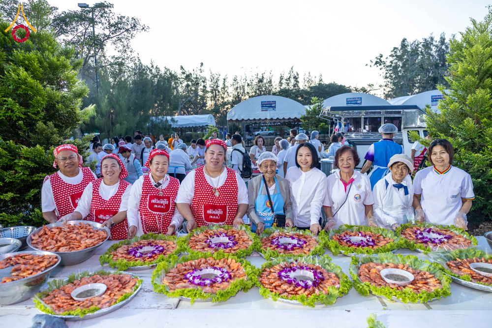 ภาพ No.288047:วันที่ 4 มกราคม พ.ศ. 2569 พิธีถวายภัตตาหารเป็นสังฆทาน แด่พระธรรมยาตรา ในโครงการธรรมยาตรา กตัญญูบูชา มหาปูชนียาจารย์ พระมงคลเทพมุนี(สด จนฺทสโร) พระผู้ปราบมาร อนุสรณ์สถาน 7 แห่ง ปีที่ 14 ณ อนุสรณ์สถานมหาวิหารพระมงคลเทพมุนี (โลตัสแลนด์) อ.สองพี่น้อง จ.สุพรร