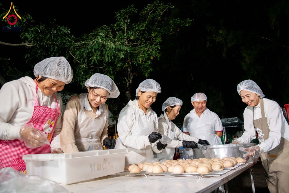 ภาพ No.288199:วันที่ 5 มกราคม พ.ศ. 2569 พิธีถวายภัตตาหารเป็นสังฆทาน แด่พระธรรมยาตรา ในโครงการธรรมยาตรา กตัญญูบูชา มหาปูชนียาจารย์ พระมงคลเทพมุนี(สด จนฺทสโร) พระผู้ปราบมาร อนุสรณ์สถาน 7 แห่ง ปีที่ 14 ณ อนุสรณ์สถานมหาวิหารพระมงคลเทพมุนี (โลตัสแลนด์) อ.สองพี่น้อง จ.สุพรร