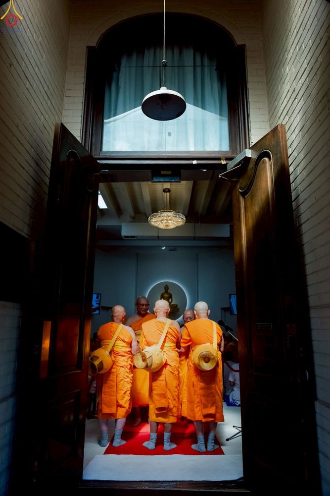 ภาพ No.252321:วันที่ 4-5 ตุลาคม พ.ศ. 2568  วัดพระธรรมกายแคลิฟอร์เนีย ประเทศสหรัฐอเมริกา ได้จัดพิธีตัดปอยผม โดยคณะสงฆ์ ญาติ ๆ และสาธุชน ให้กับนาคธรรมทายาท 8 ท่าน และได้จัดพิธีบรรพชา-อุปสมบท ฉลองพิธีทอดกฐินบรมจักรพรรดิ สร้างอุโบสถ 82 ปี บูชาธรรมหลวงพ่อธัมมชโย